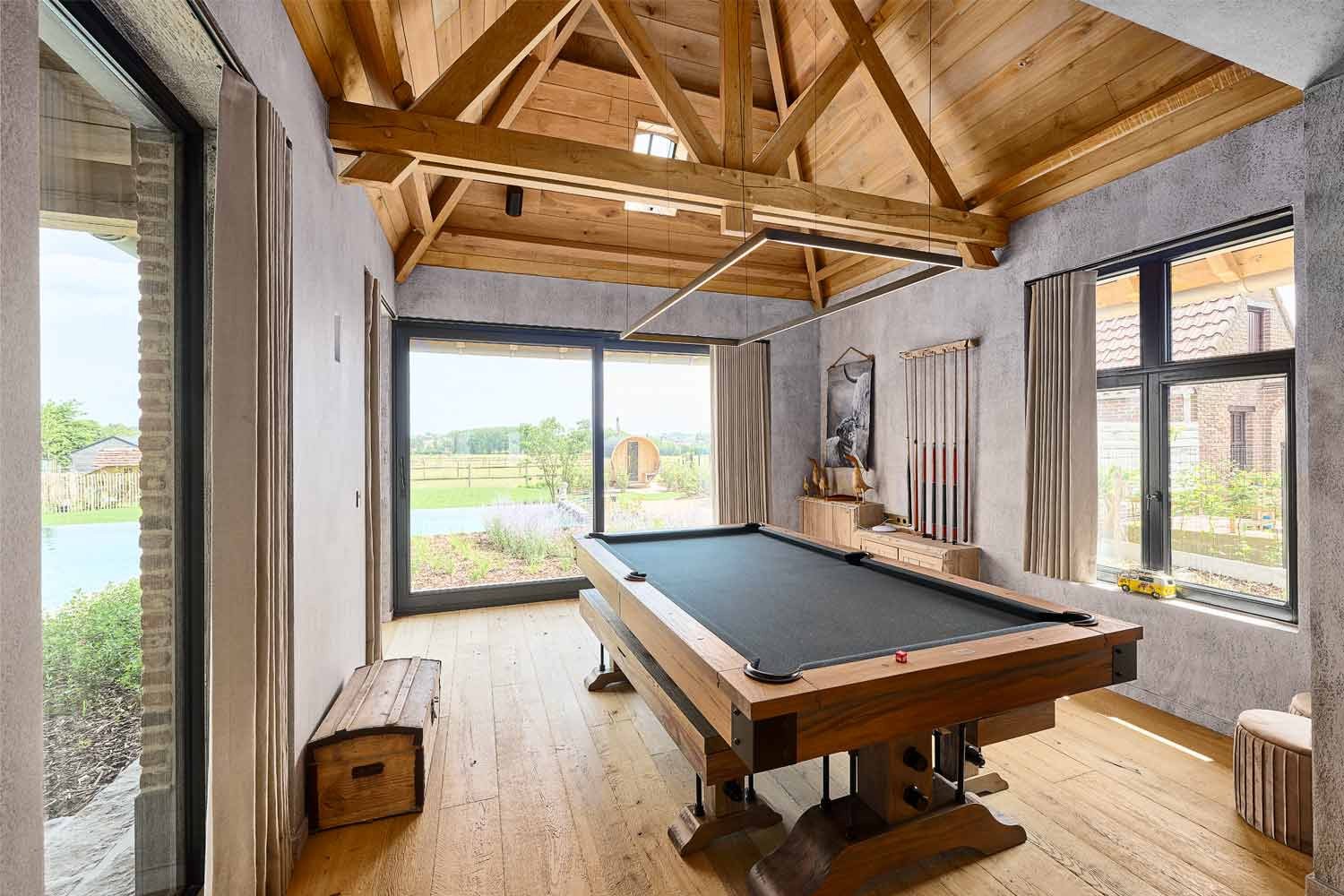 Karaktervolle hoevewoning in de Vlaamse Ardennen Voor dit unieke project in de Vlaamse Ardennen mochten wij meewerken aan de inrichting van een indrukwekkende door groen omgeven woning. De bouwdame en -heer kozen resoluut voor authentieke, natuurlijke materialen.