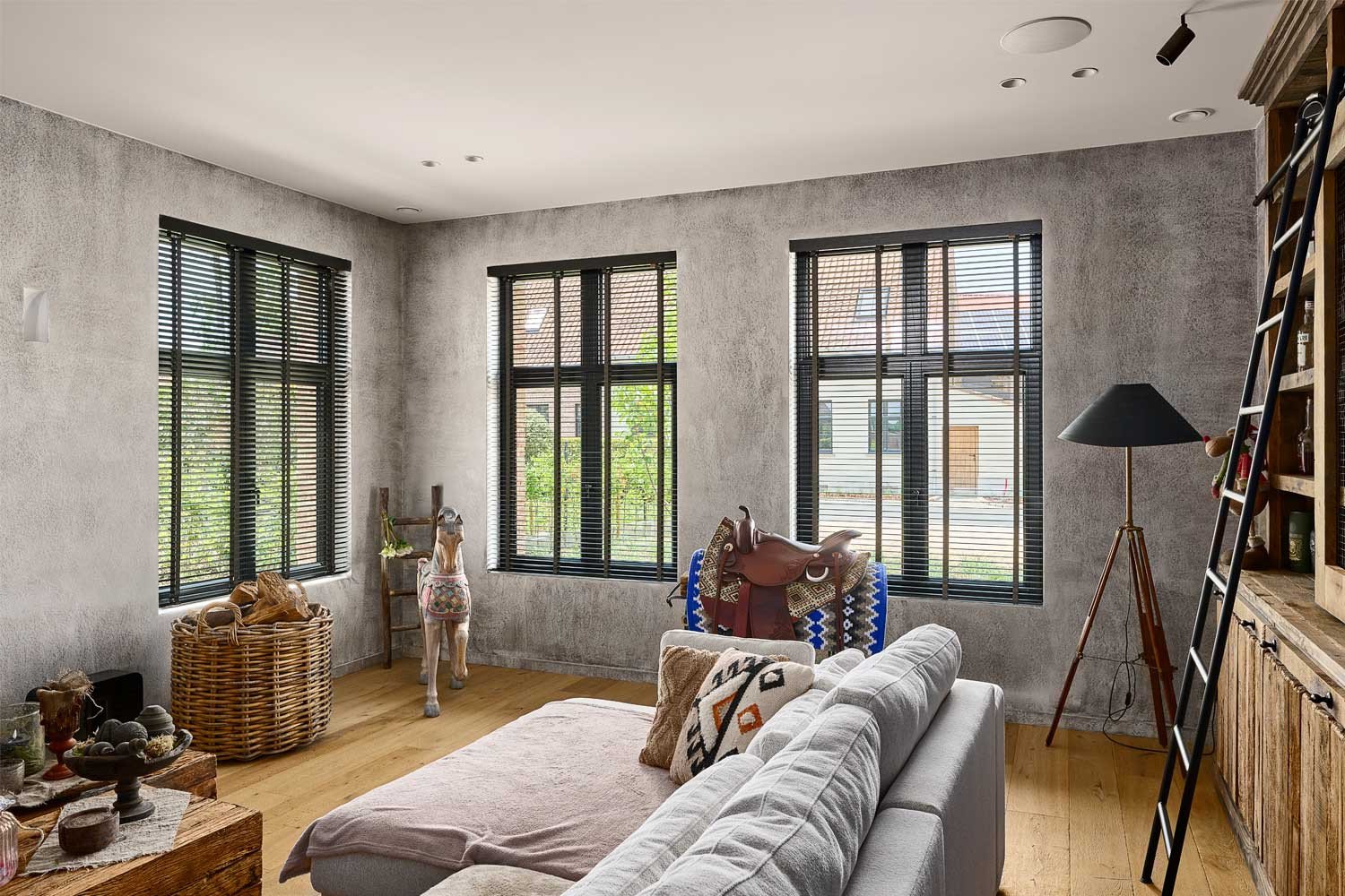 Zwarte jaloezieën met automatische bediening Tende Group website Blog